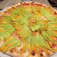 Pizza con fiori di zucca e alici.Deliziosa!