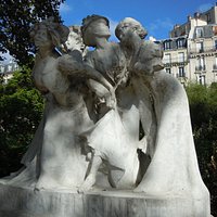 La sculpture sur son socle