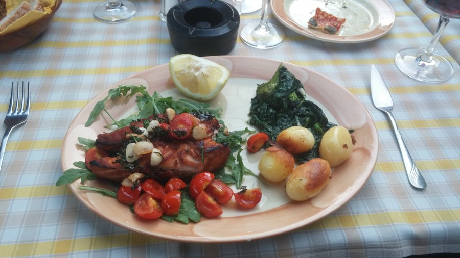 Lachs mit Knoblauch und frischen Mini-Tomaten