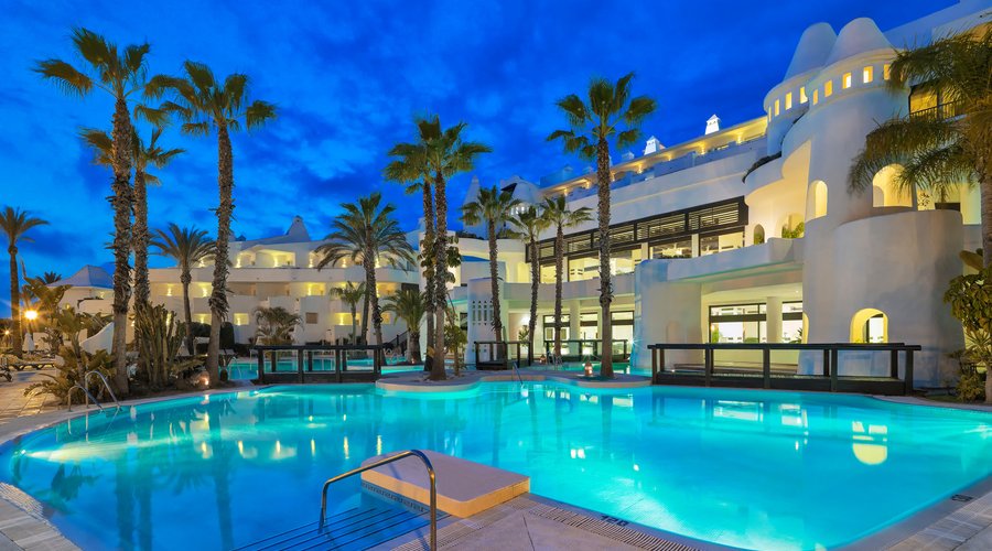 Piscina de noche