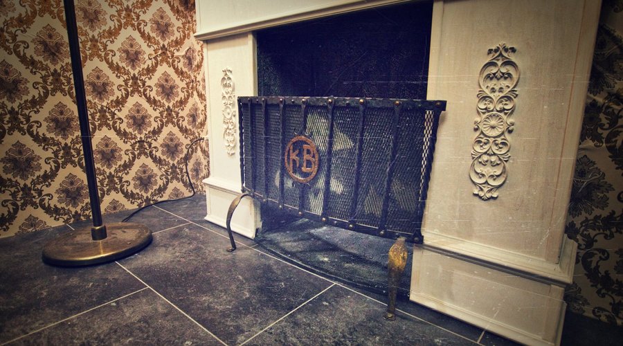 Kamin im Salon des Haunted Hotel