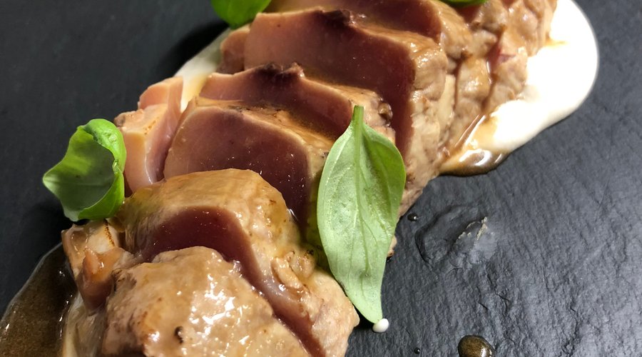 Bonito de Burela, ajoblanco y albahaca