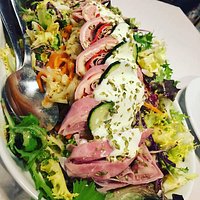 No recuerdo el nombre exacto de la ensalada, pero la mezcla de sabores es excelente, la recomien