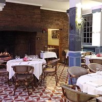 Pour les jours plus frais Salle cheminée aux couleurs pastelles et briques toulousaines