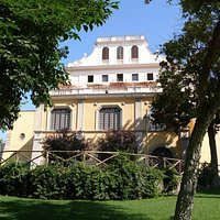 La terrazza della Biblioteca vista dal parco di Villa Adele