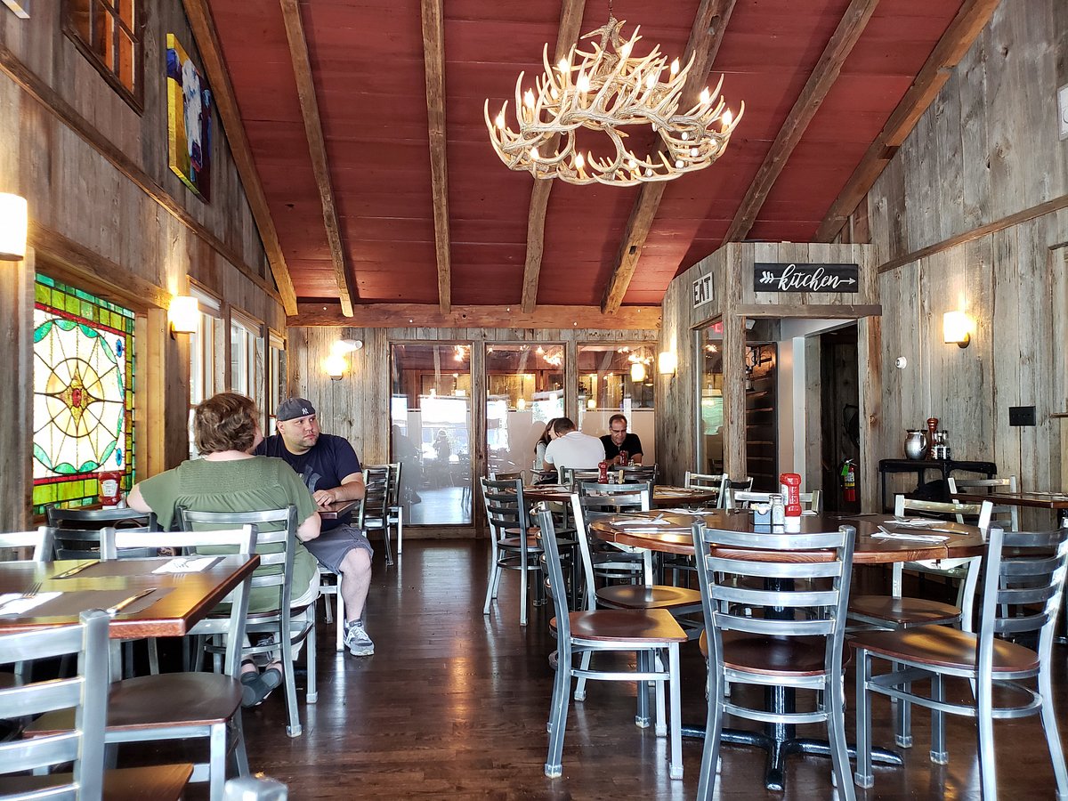 The Sugar Loaf Cafe is part of Bold Peak Lodge. - Picture of The