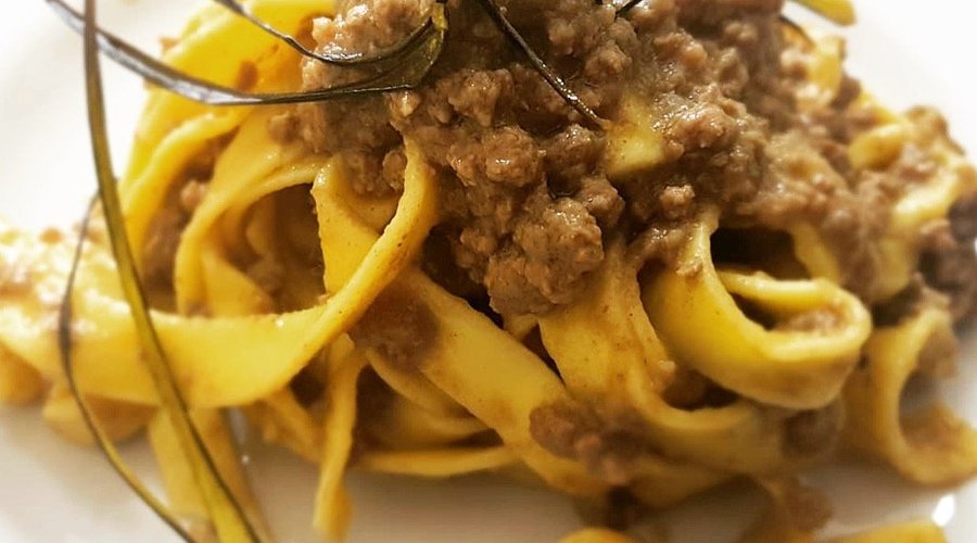 Tagliatelle con ragù bianco di bufalo e crema di melanzane.