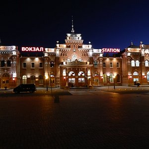 Напротив отеля вокзал