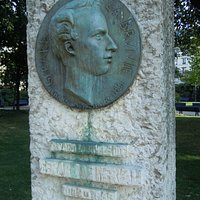 Médaillon du la stèle