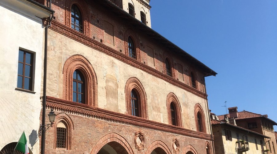 La Domus Aurea dans une ville  vivante,  une bourgade de culture et d‘architecture  étonnante,
