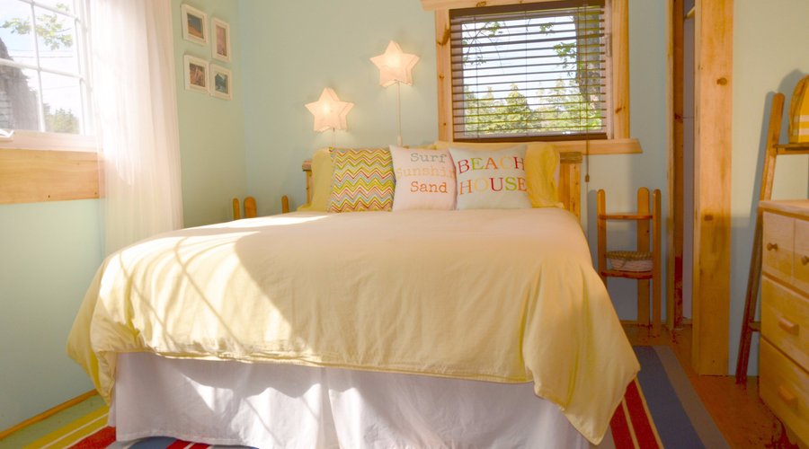 Cottage 5 Queen size bedroom. Newly remodeled. 