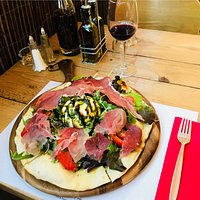 Pizza Roma, agrémentée de Jambon de Parme finement tranché et sa Buratta di Buffala.