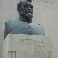 La sculpture sur son socle