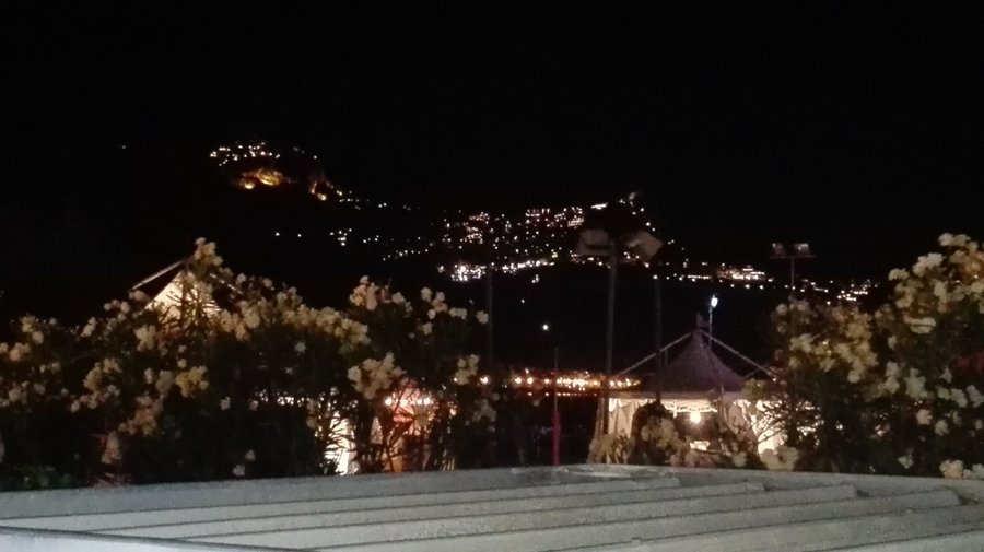 La vista notturna di Taormina.