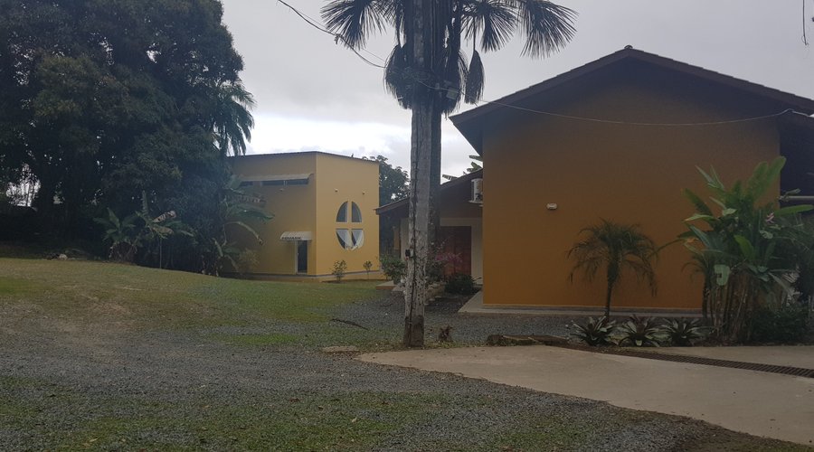 Quadra de squash e salão de convenções com espaço gourmet