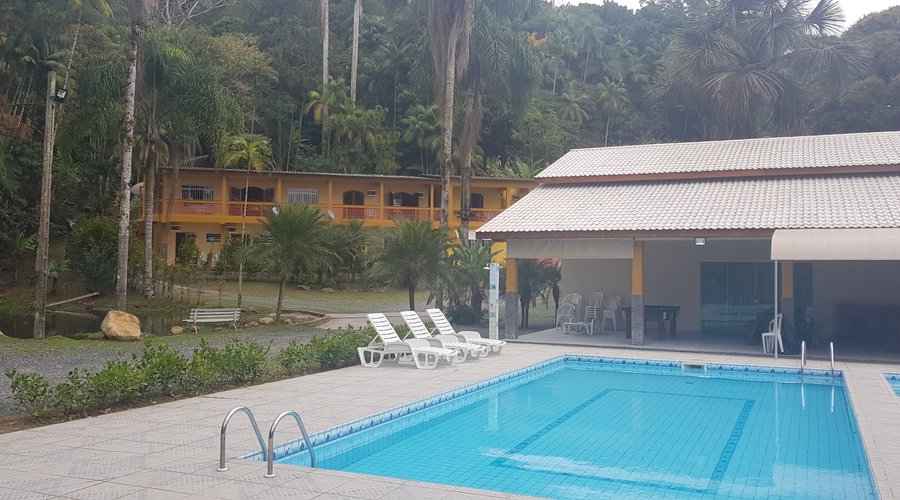 piscina com hidromassagem integrada a piscina de criança