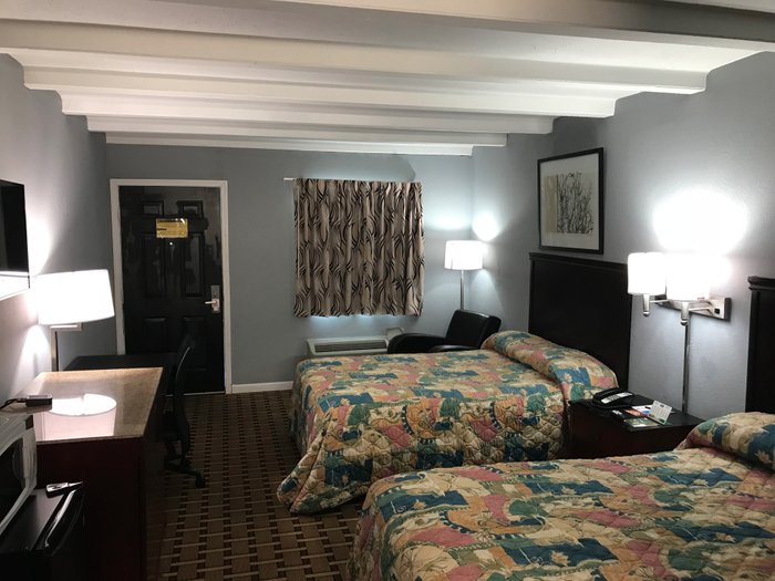 Expressway Inn Rooms: Pictures & Reviews - Tripadvisor