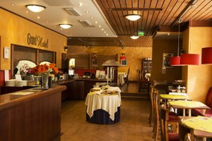 Kauppahotelli in Lahti, image may contain: Restaurant, Indoors, Cafe, Cafeteria