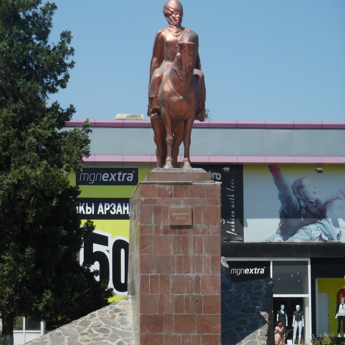 Ош хорошо. Курманджан Датка памятник в Оше. Статуя Датка Ош. Курманжан Датка памятник. Памятник Курманджан Датка Бишкек.