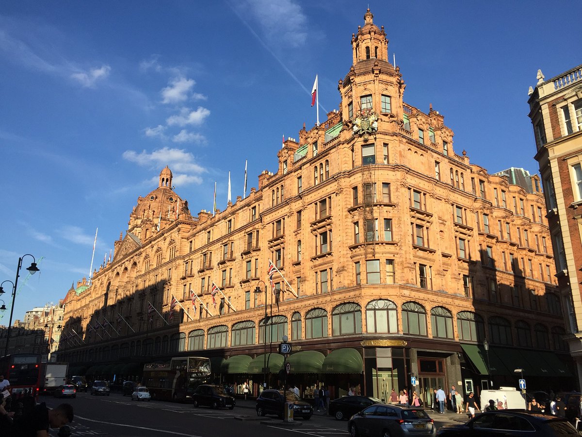 LONDON, UK - DECEMBER 16, 2017: Harrods Store Facade Decorated For  Christmas. The Famous Store In Knightsbridge, London, Is A Must-visit  Attraction For Tourists From All Over The World. Stock Photo, Picture