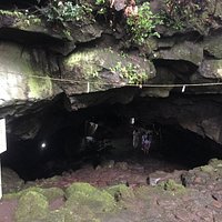 風穴の入り口は横長で、ここから滑りやすい石の通路を通って中へ入ります。