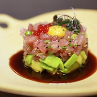 Tuna Tartar, este com avocado, atum, caviar de arenfish e gema de codorna
