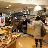 レジ前のテイクアウト用のパンの奥にレストランが有ります。