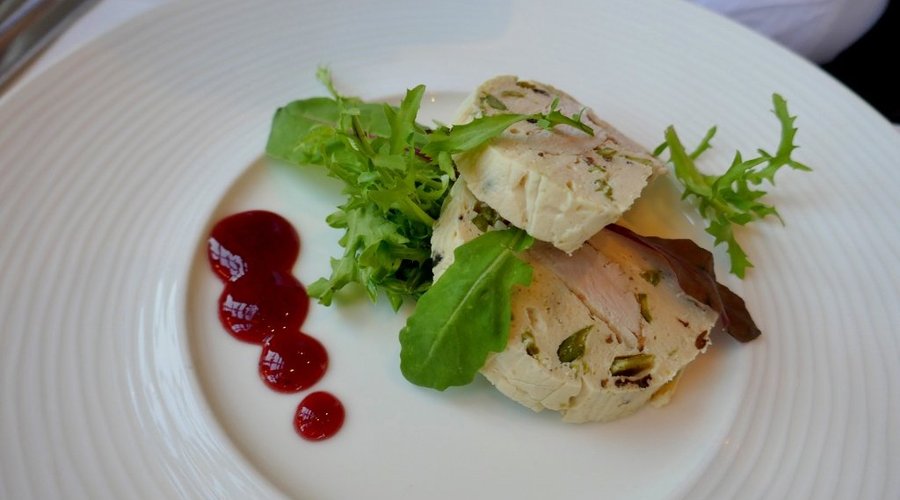 Hausgemachte Perlhuhn-Terrine