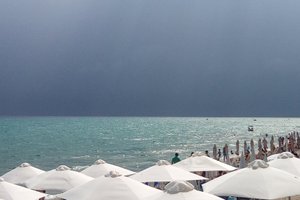 Πισίνα και παραλία