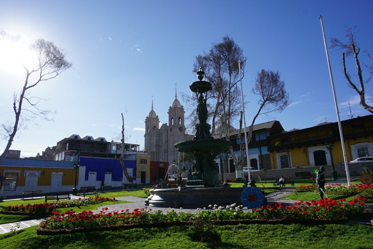 PLAZA DE ARMAS DE YANACA MOQUEGUA PERÚ