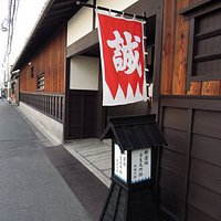 旗が掲げられた門