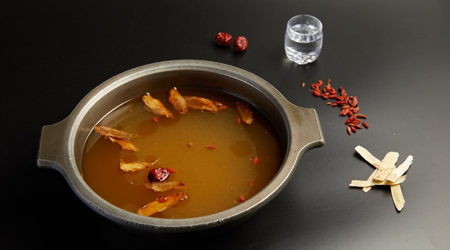 採用鹿港黑麻油，煸炒老薑，佐以數種中藥材，酒香濃郁，香氣迷人。