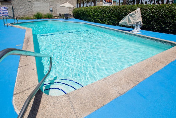 Anaheim Discovery Inn & Suites at the Park Pool: Pictures & Reviews ...