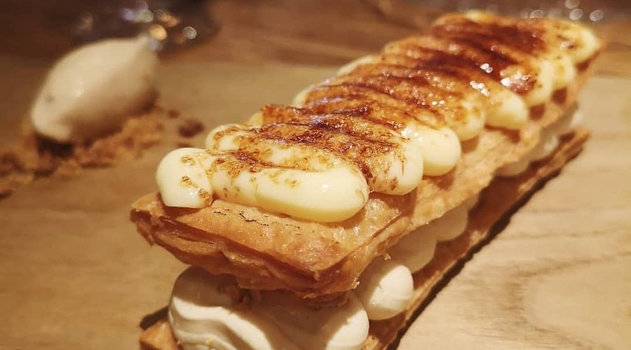 Hojaldre de avellana y crema quemada. 