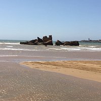 clear waters reveal an old shipwreck off the coast
