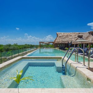 Una linda vista gozando también de la frescura de nuestra hermosa piscina localizada en el Roof 