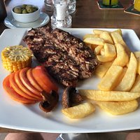 Svinekød og hønsesalat