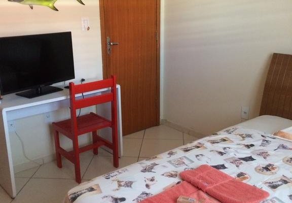 Quarto limpo com roupas de cama simples.