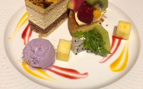 デザート、誕生日ケーキを分けたものも一緒に入っています