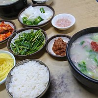 付け合わせで味を自分で調整する楽しみがあるテジクッパ