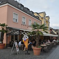 Teatro si trova sulla piazza del Mercato di Xante, in pieno centro della città.