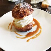 Chou farci à la crème chantilly et caramel beurre salé