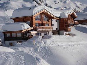 Hotel Tigilou in Belalp, image may contain: Resort, Hotel, Piste, Outdoors