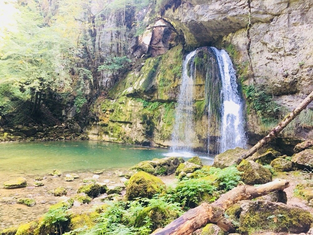 Водопад 25. Франш Конте водопады. Франция водопад. Водопад Святой Анны Перу.