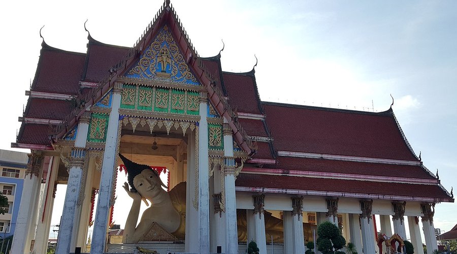 Main building housing the sleeping Buddha