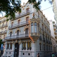 Majestuoso Edificio Esquinero