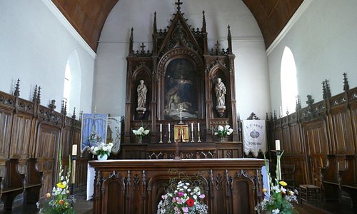 Choeur et autel de l'Église Sainte Anne attenante