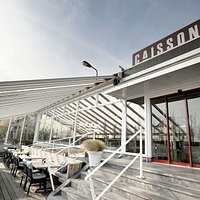 Een knus terras waar je weinig meekrijgt van de 'drukke' weg.