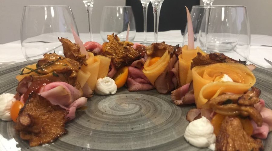 Roastbeef con melone, fingerli,cipolla in agrodolce e caprino