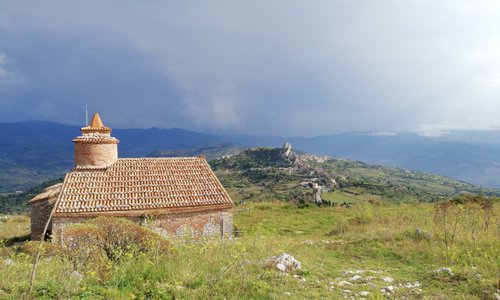 sullo sfondo, San Fratello